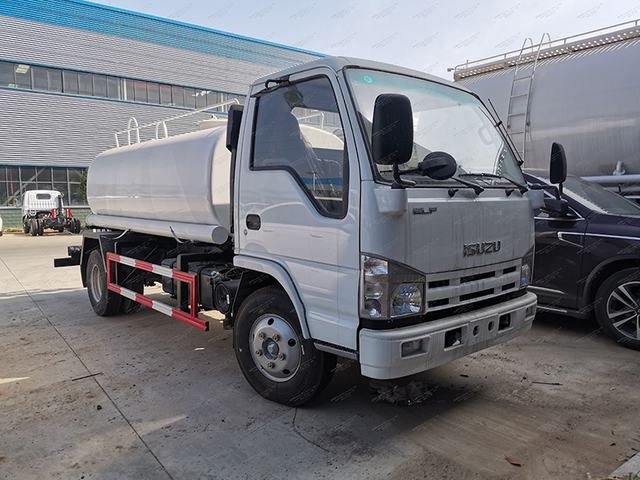 Isuzu 100p Sprinkler Truck