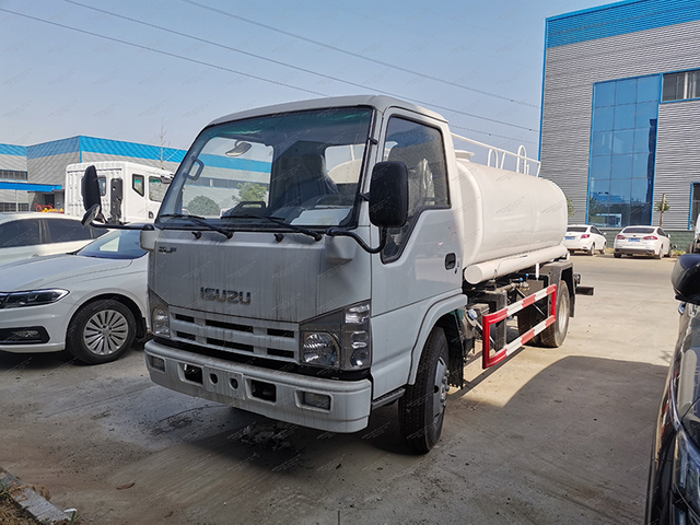 Isuzu 100p Sprinkler Truck