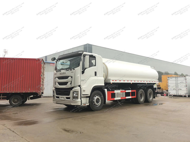 Isuzu 4x2 Sprinkler Truck